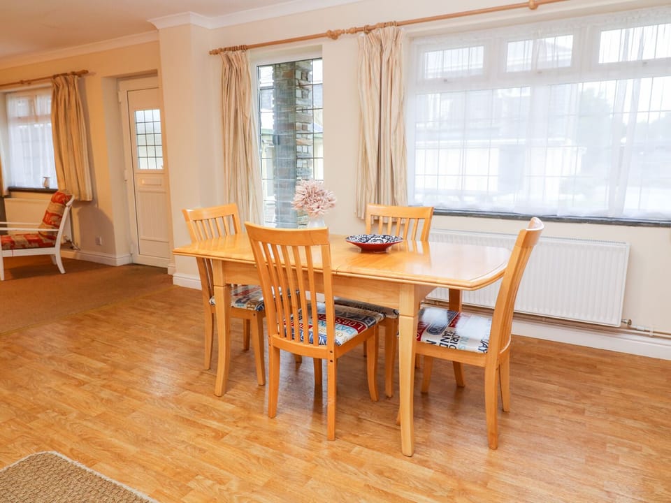 Cottage | Private kitchen | Microwave, stovetop, dishwasher, cookware/dishes/utensils