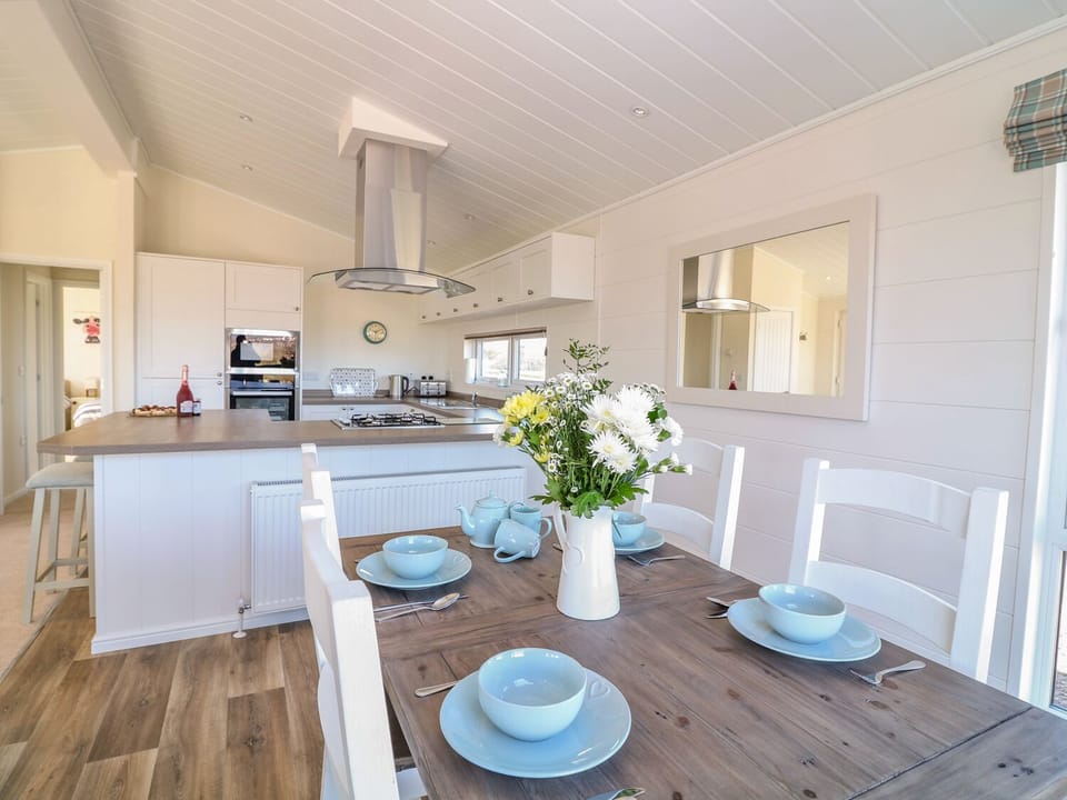 Cottage | Private kitchen | Microwave, stovetop, dishwasher, cookware/dishes/utensils