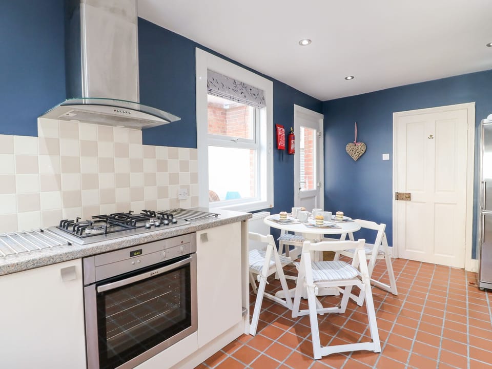 Cottage | Private kitchen | Dishwasher, highchair, cookware/dishes/utensils