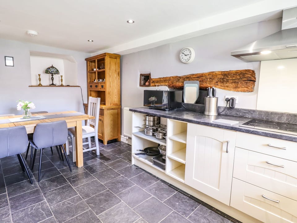 Cottage | Private kitchen | Microwave, stovetop, dishwasher, electric kettle