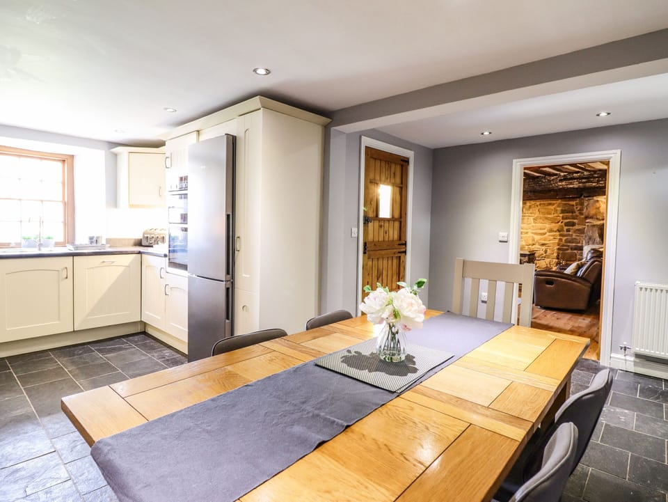 Cottage | Private kitchen | Microwave, stovetop, dishwasher, electric kettle