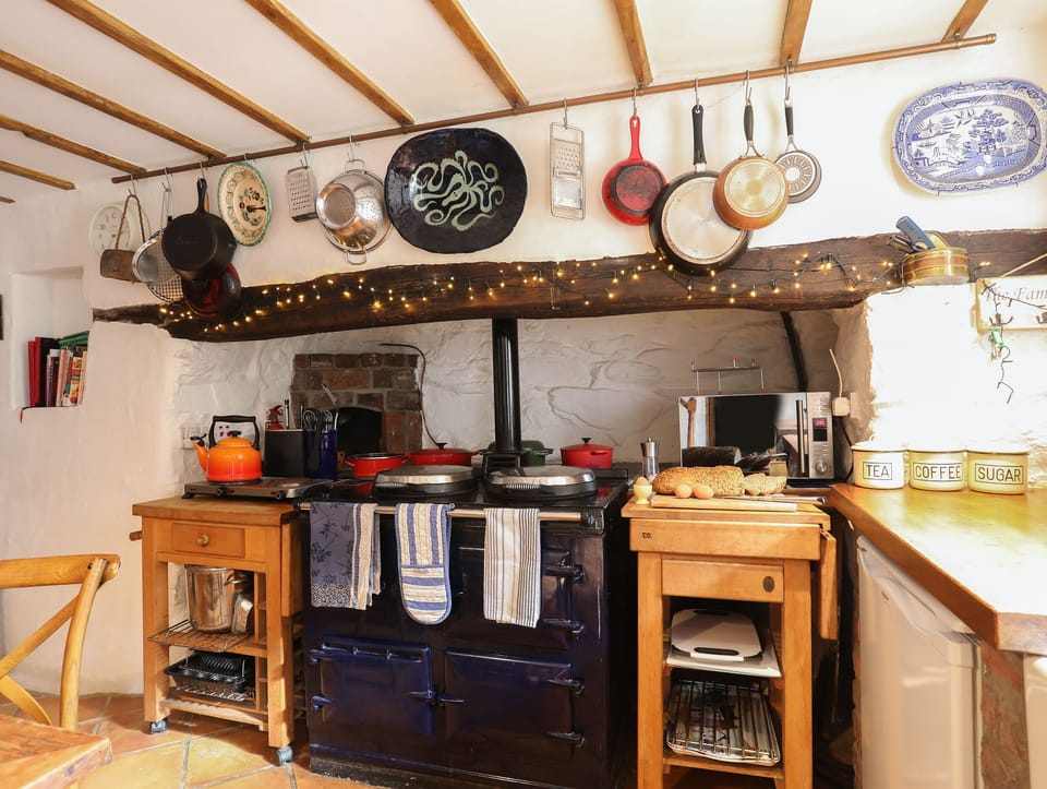 Cottage | Private kitchen | Dishwasher, highchair, cookware/dishes/utensils