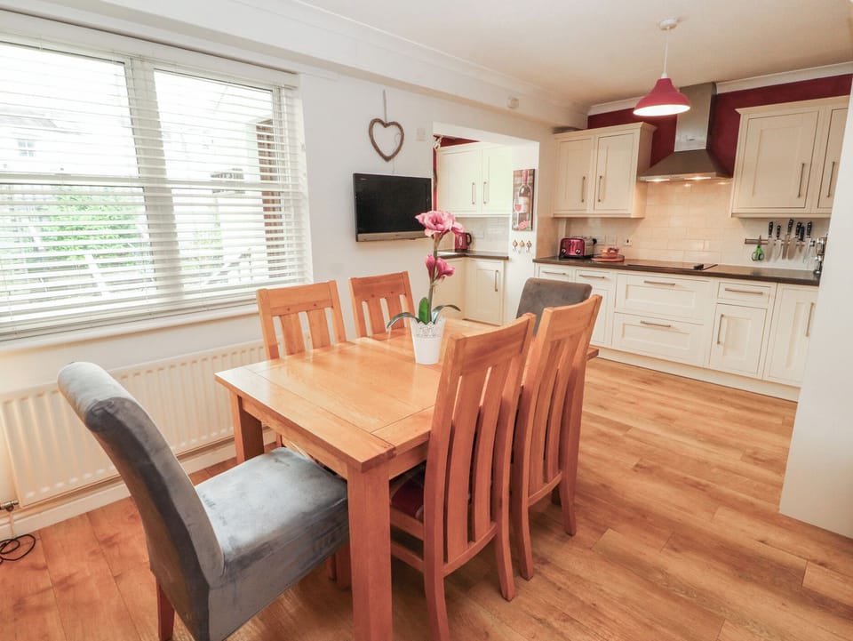 Cottage | Dining