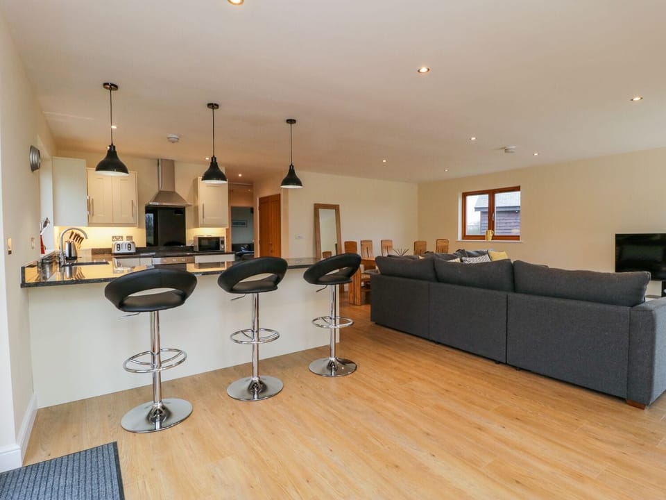 Cottage | Private kitchen | Microwave, stovetop, dishwasher, cookware/dishes/utensils