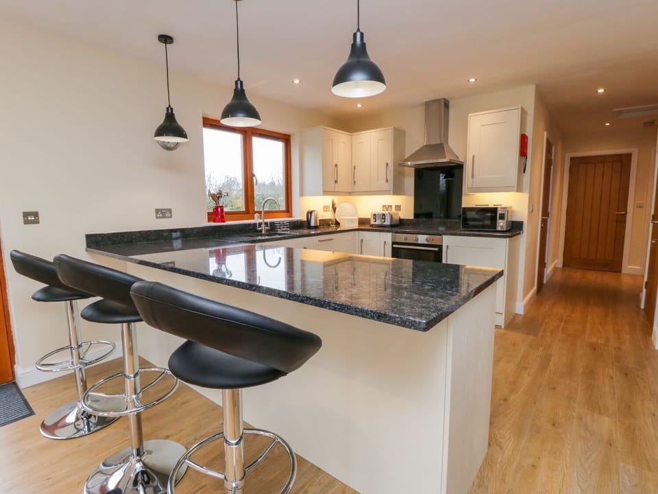 Cottage | Private kitchen | Microwave, stovetop, dishwasher, cookware/dishes/utensils