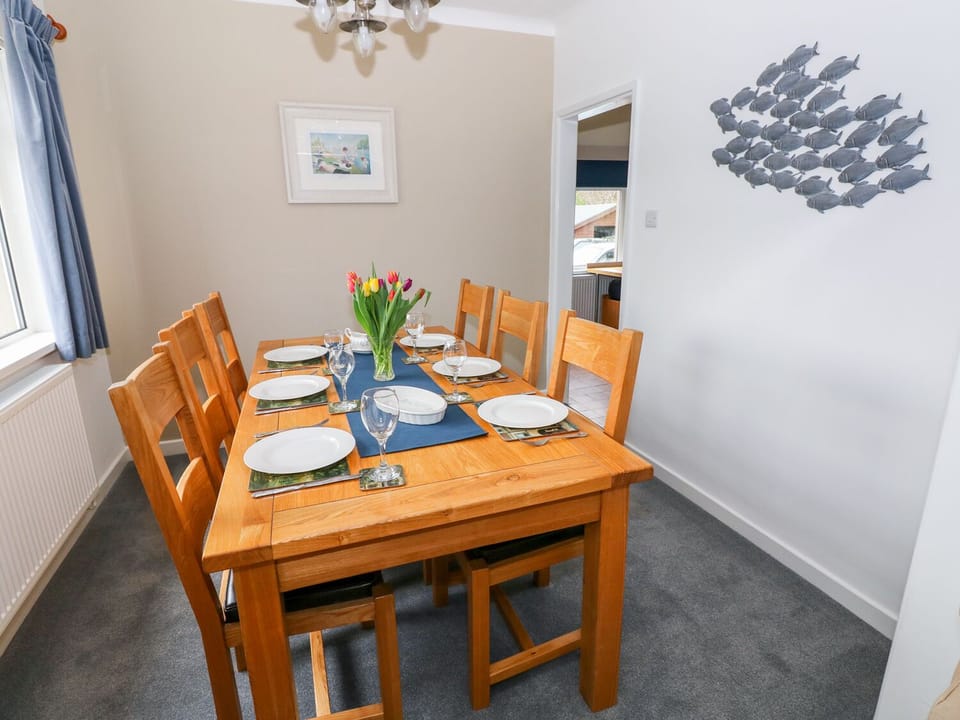 Cottage | Private kitchen | Fridge, microwave, dishwasher, cookware/dishes/utensils
