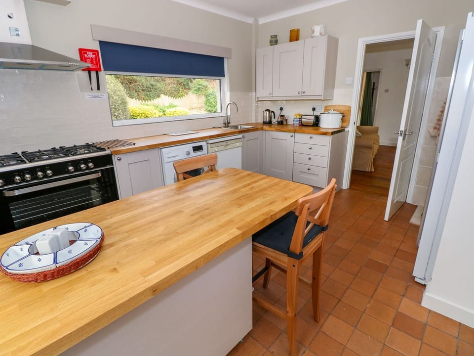 Cottage | Private kitchen | Fridge, microwave, dishwasher, cookware/dishes/utensils