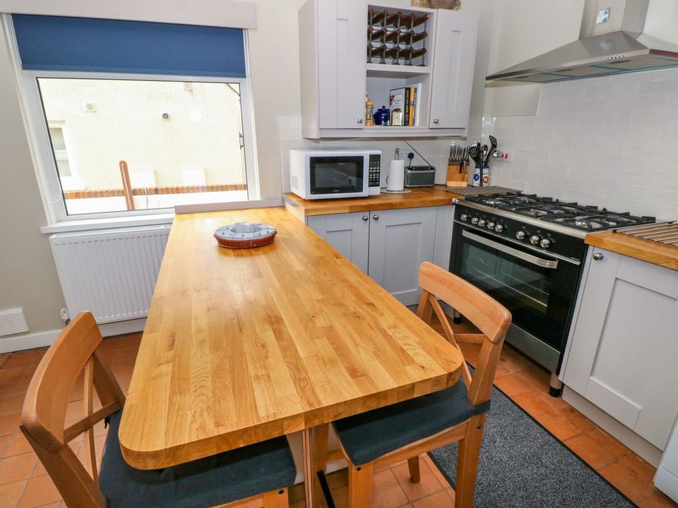 Cottage | Private kitchen | Fridge, microwave, dishwasher, cookware/dishes/utensils