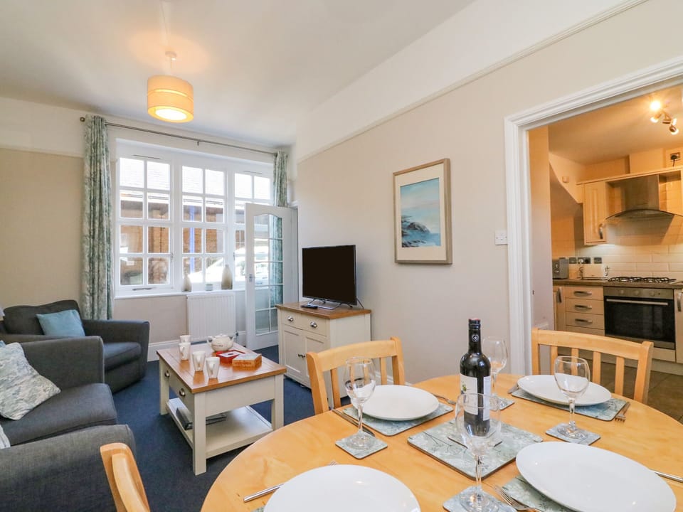 Cottage | Dining