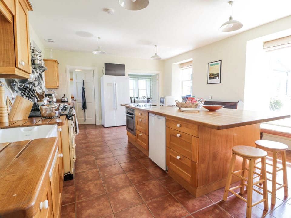 Cottage | Private kitchen | Fridge, stovetop, dishwasher, electric kettle