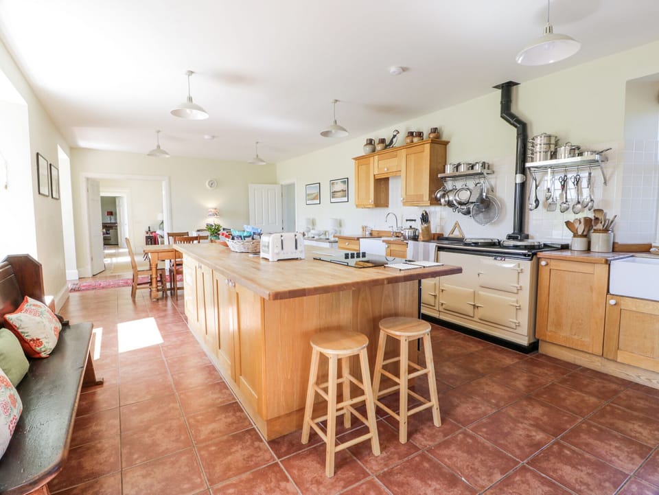 Cottage | Private kitchen | Fridge, stovetop, dishwasher, electric kettle