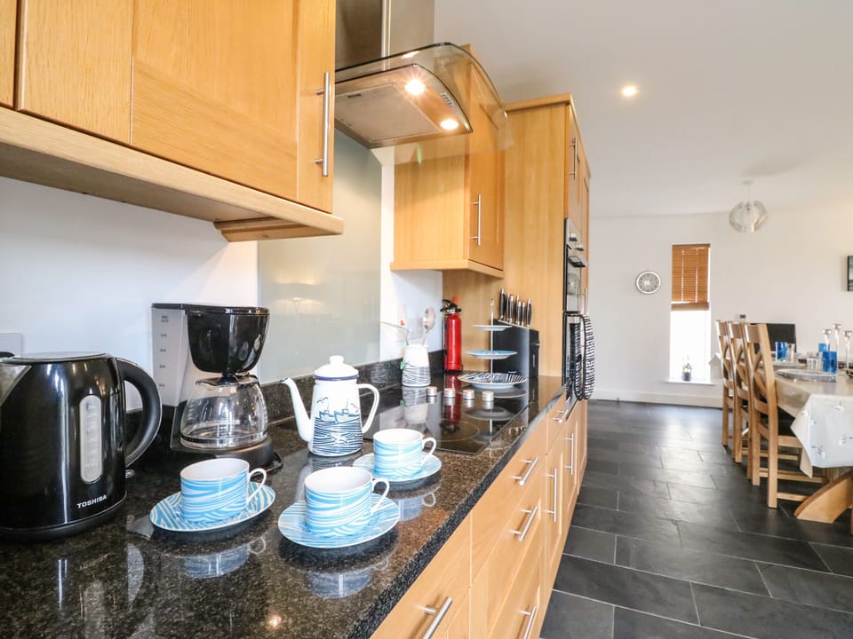 Cottage | Private kitchen | Stovetop, dishwasher, cookware/dishes/utensils