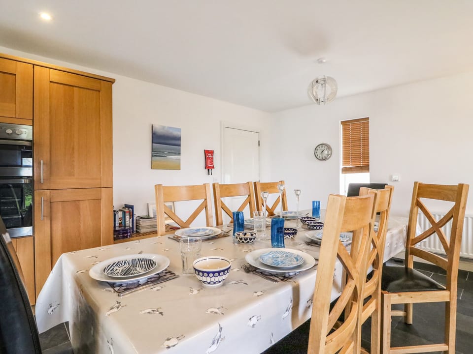 Cottage | Private kitchen | Stovetop, dishwasher, cookware/dishes/utensils