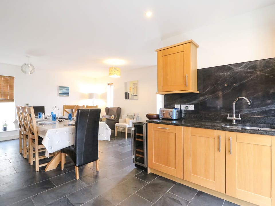 Cottage | Private kitchen | Stovetop, dishwasher, cookware/dishes/utensils