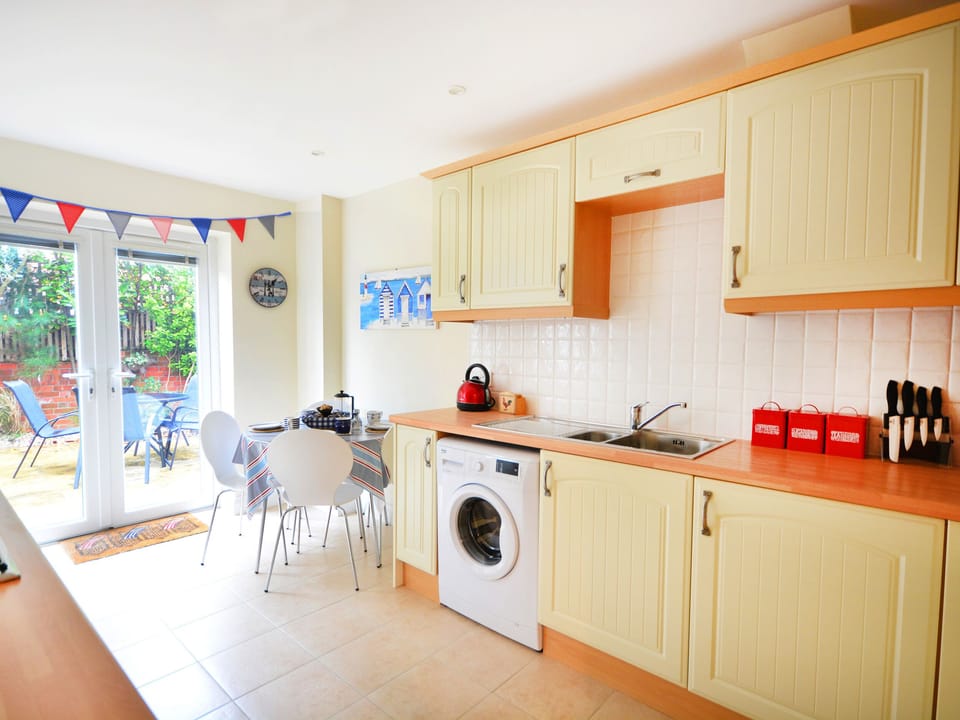 Cottage | Private kitchen | Dishwasher, cookware/dishes/utensils