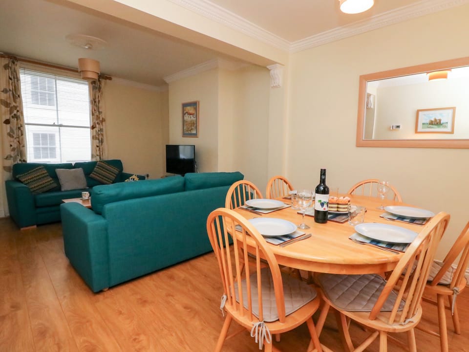 Cottage | Dining
