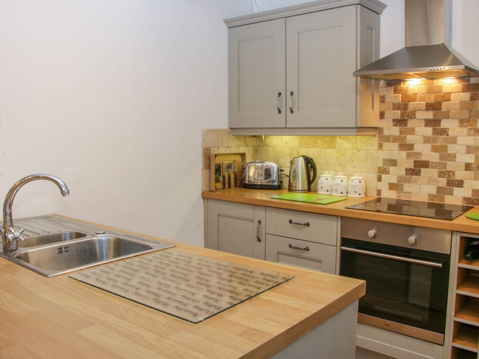 Cottage | Private kitchen | Dishwasher, cookware/dishes/utensils