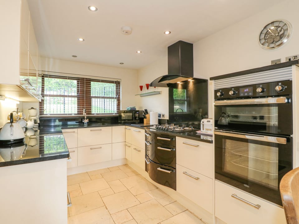 Cottage | Private kitchen | Fridge, dishwasher, highchair, cookware/dishes/utensils