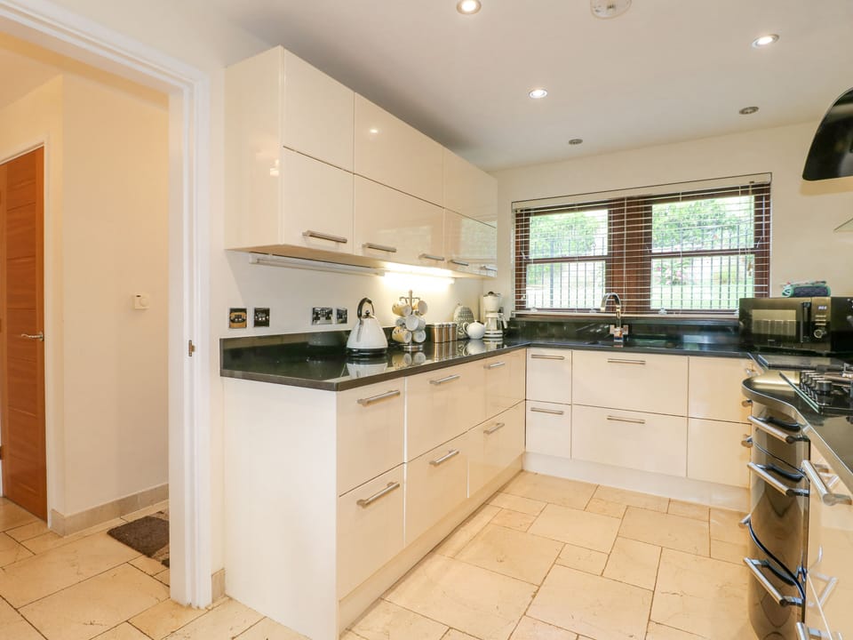 Cottage | Private kitchen | Fridge, dishwasher, highchair, cookware/dishes/utensils