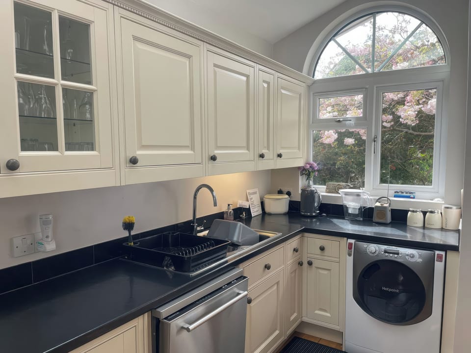 Cottage | Private kitchen | Dishwasher, cookware/dishes/utensils