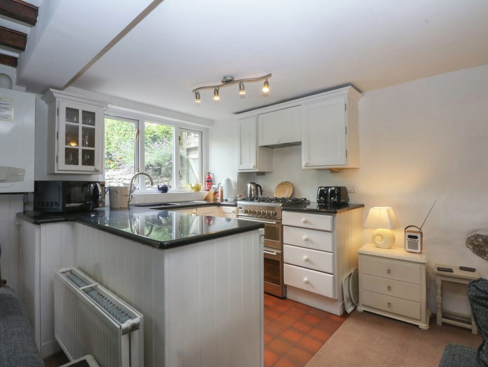 Cottage | Private kitchen | Fridge, microwave, oven, stovetop