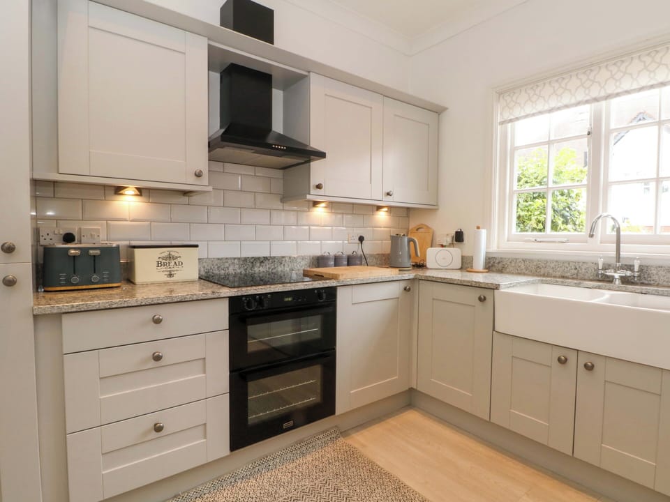 Cottage | Private kitchen | Stovetop, dishwasher, cookware/dishes/utensils