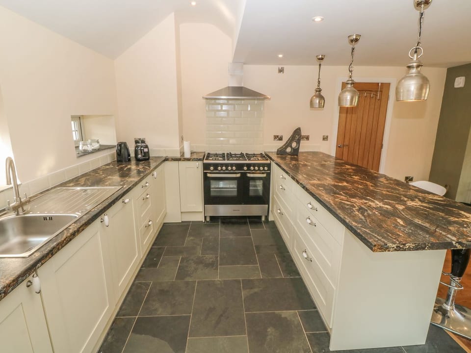 Cottage | Private kitchen | Fridge, microwave, dishwasher, highchair