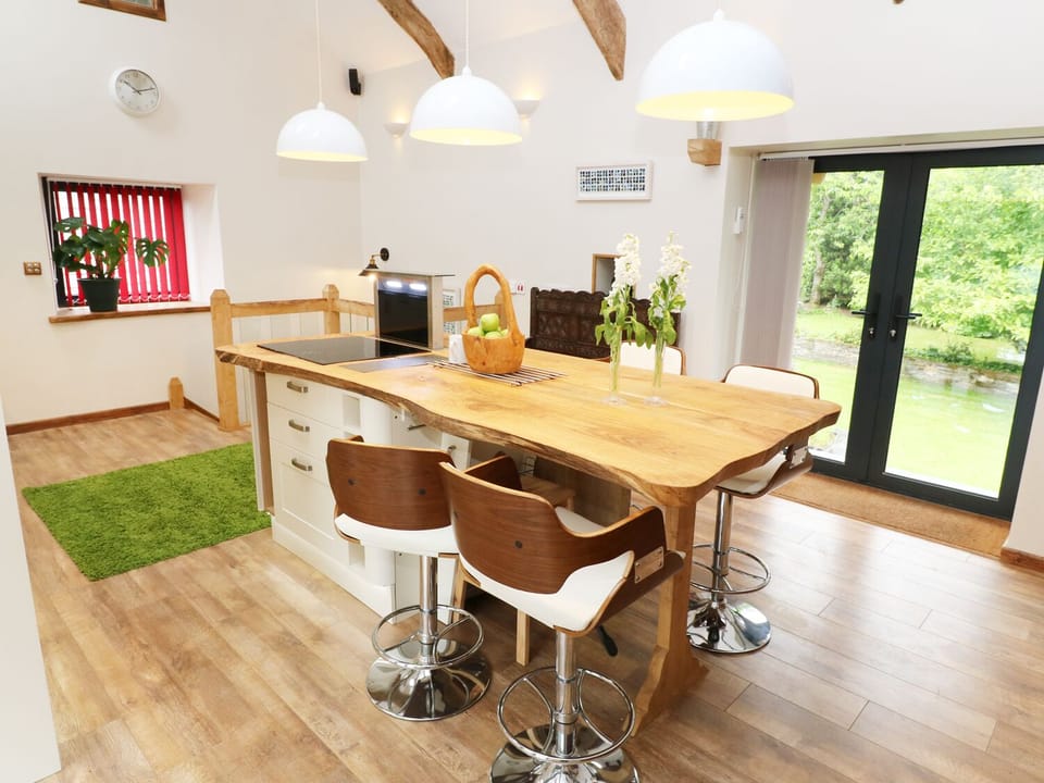 Cottage | Private kitchen | Microwave, stovetop, dishwasher, cookware/dishes/utensils