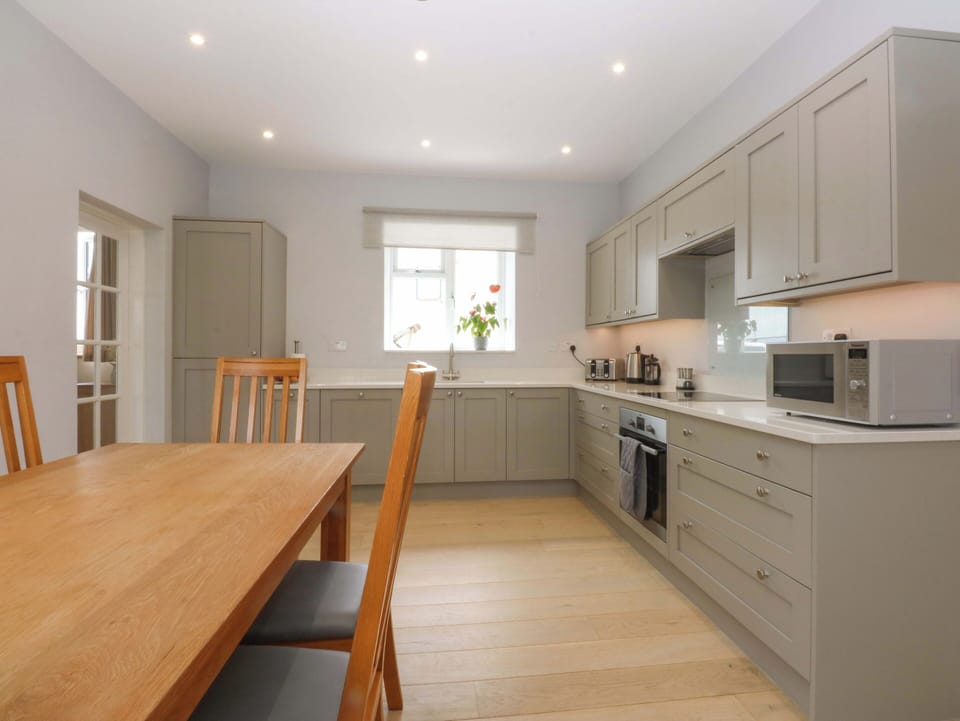 Cottage | Private kitchen | Fridge, microwave, oven, stovetop