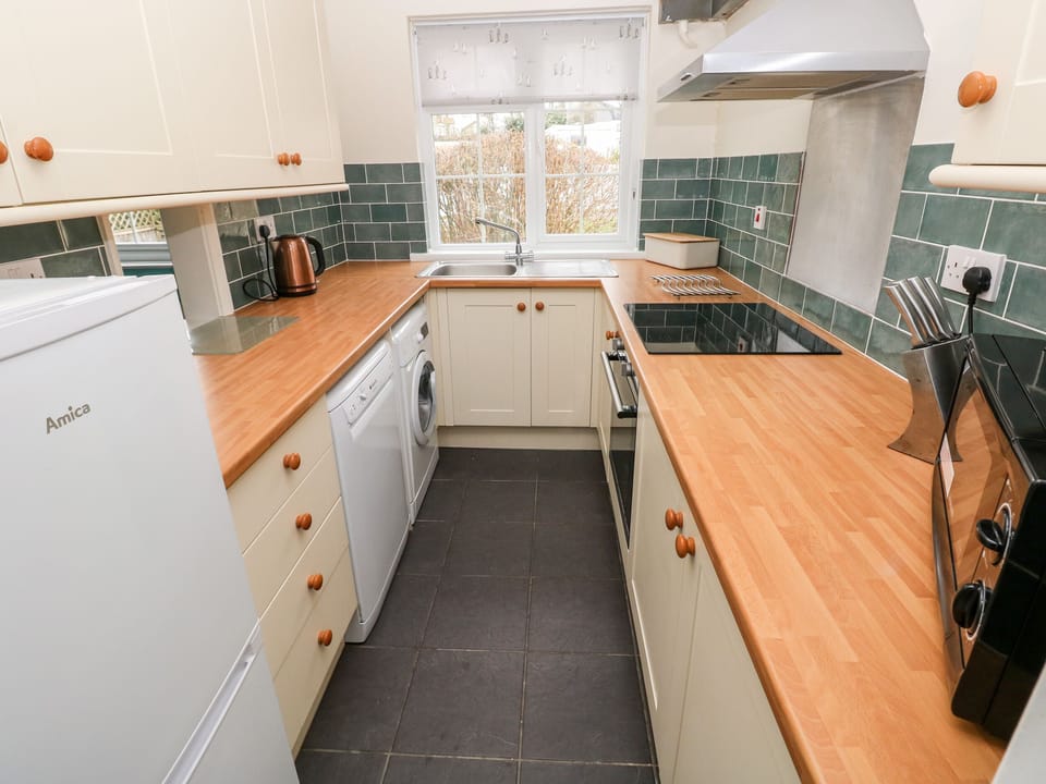 Cottage | Private kitchen | Stovetop, dishwasher, electric kettle, highchair