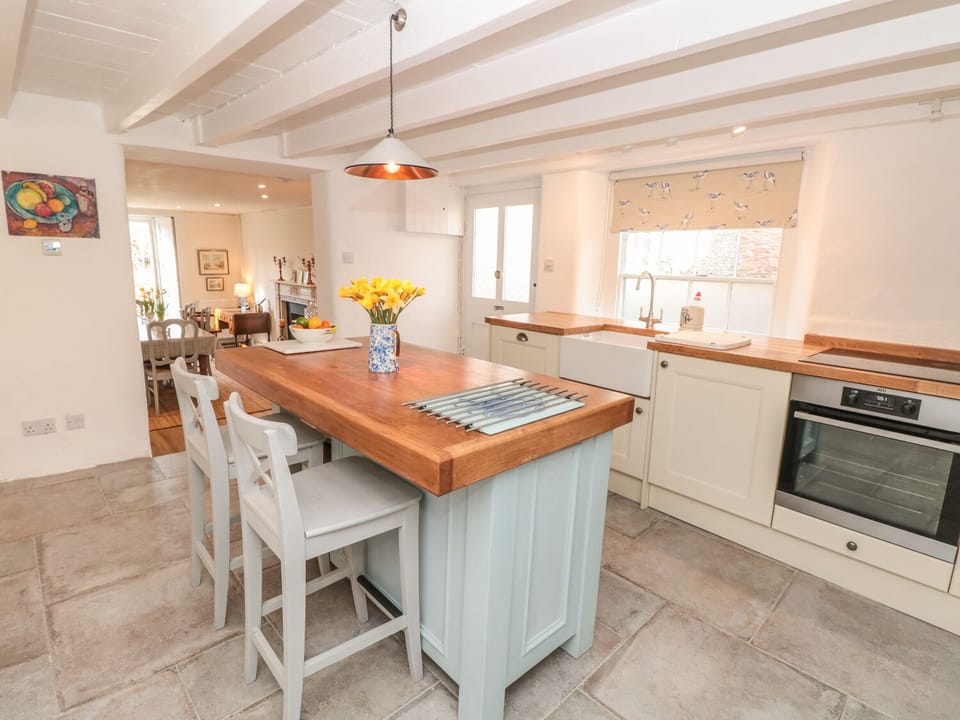Cottage | Private kitchen | Fridge, dishwasher, electric kettle, toaster