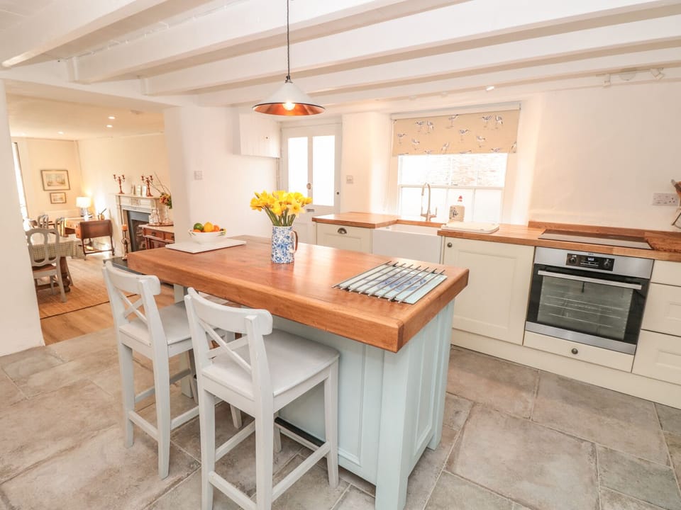 Cottage | Private kitchen | Fridge, dishwasher, electric kettle, toaster
