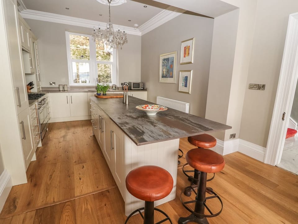 Cottage | Private kitchen | Dishwasher, cookware/dishes/utensils