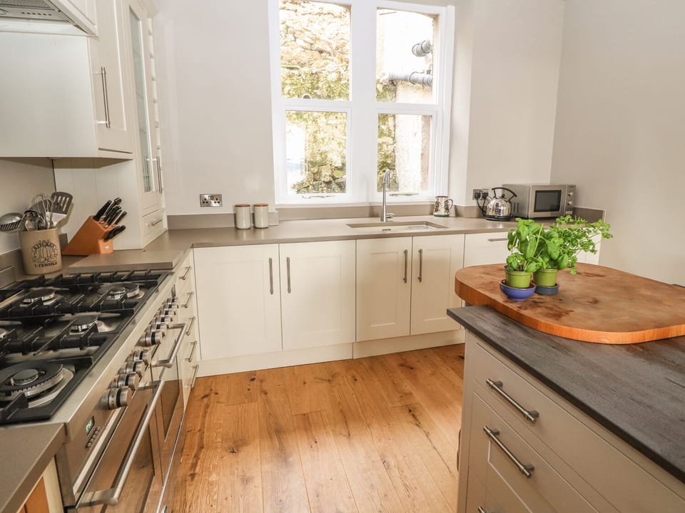 Cottage | Private kitchen | Dishwasher, cookware/dishes/utensils