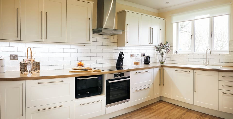 Cottage | Private kitchen | Fridge, microwave, stovetop, dishwasher