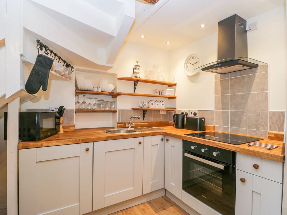 Cottage | Private kitchen | Fridge, microwave, stovetop, dishwasher