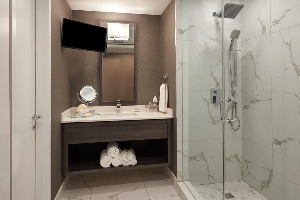Premium Room | Bathroom | Eco-friendly toiletries, hair dryer, bathrobes, slippers