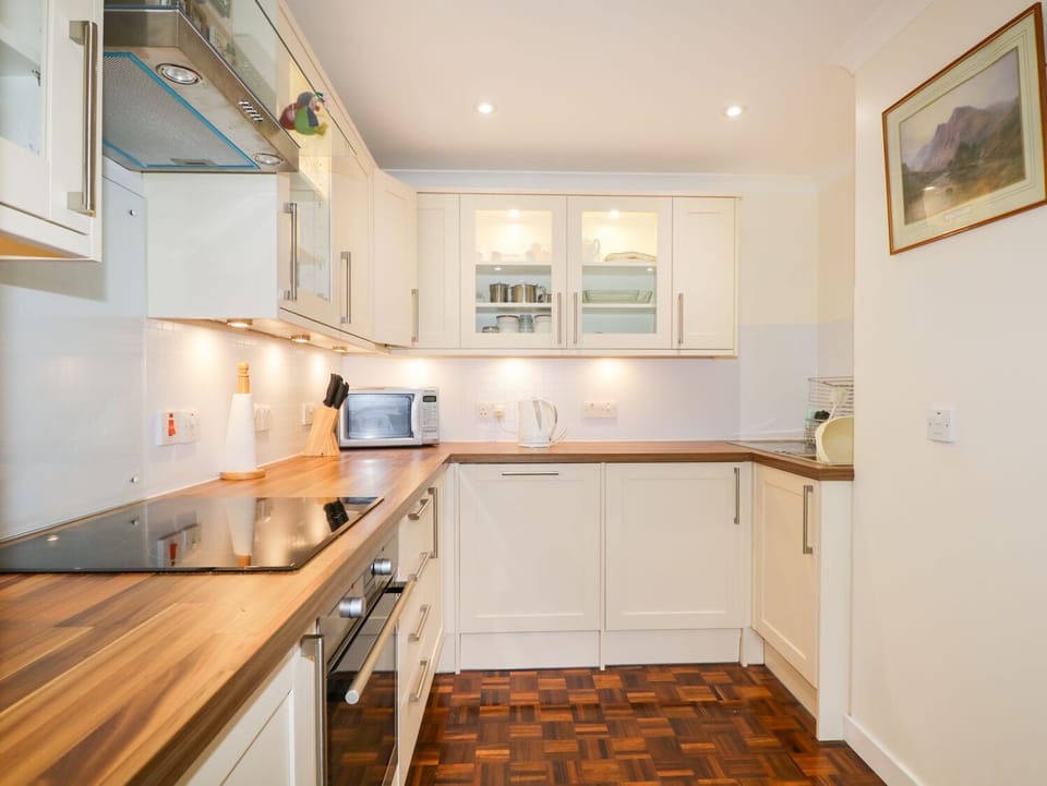 Cottage | Private kitchen | Microwave, stovetop, dishwasher, electric kettle