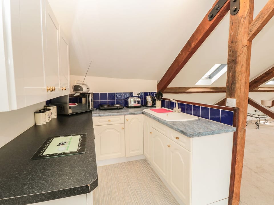 Cottage | Private kitchen | Stovetop, cookware/dishes/utensils