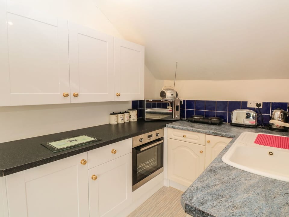 Cottage | Private kitchen | Stovetop, cookware/dishes/utensils