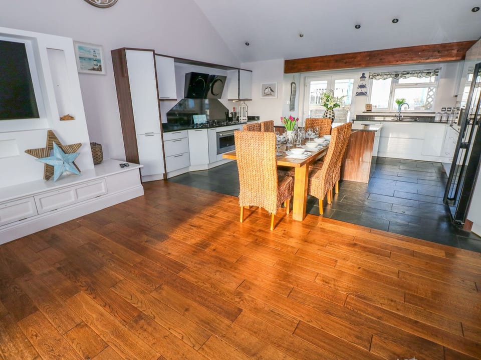 Cottage | Dining
