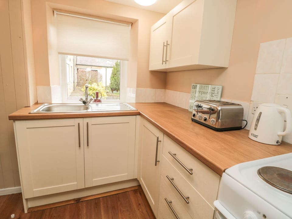 Cottage | Private kitchen | Fridge, microwave, stovetop, electric kettle