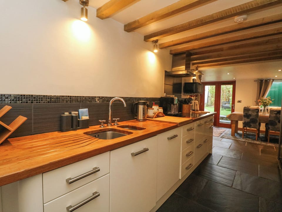 Cottage | Private kitchen | Dishwasher, cookware/dishes/utensils