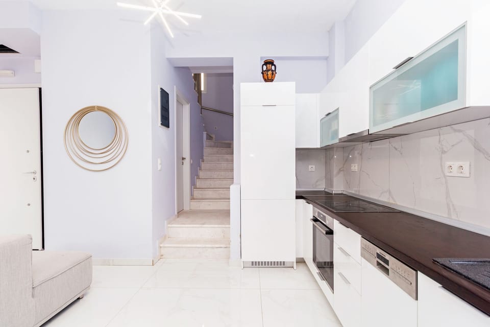 Full-size fridge, microwave, oven, stovetop