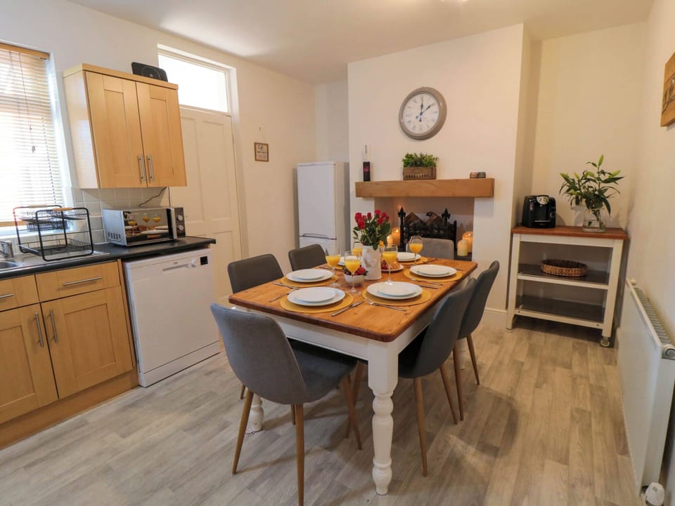 Cottage | Dining
