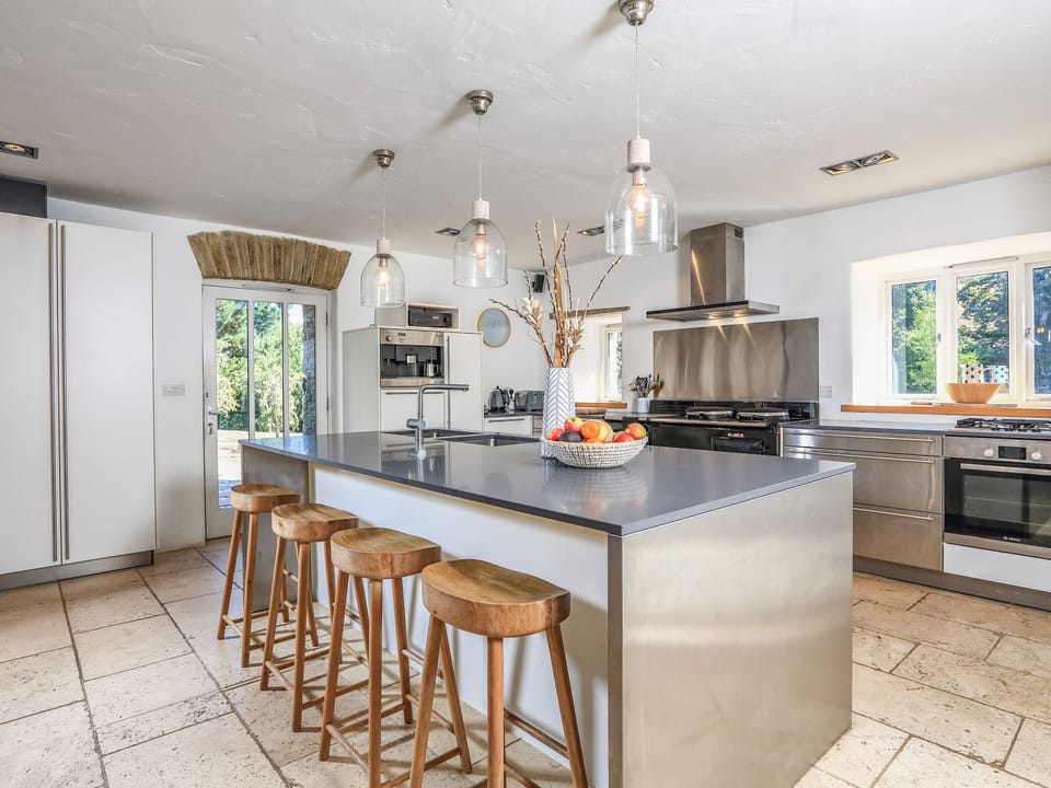 Cottage | Private kitchen | Dishwasher, cookware/dishes/utensils