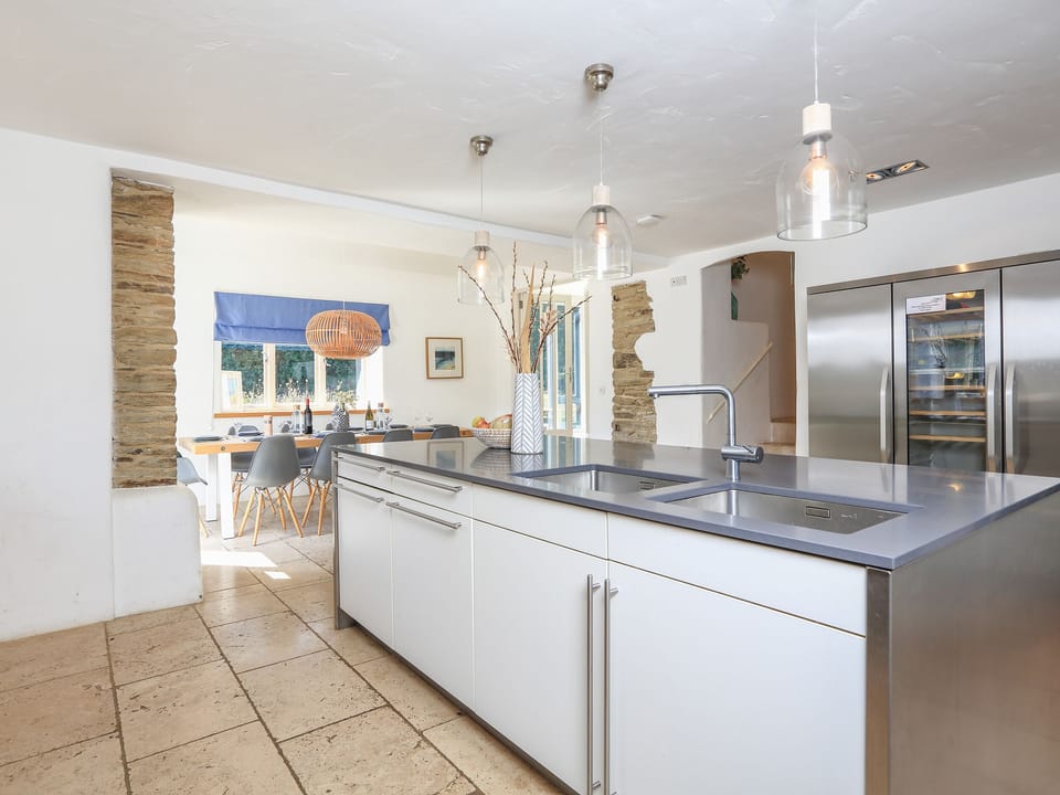 Cottage | Private kitchen | Dishwasher, cookware/dishes/utensils