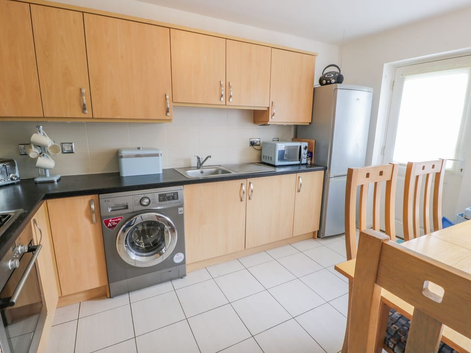 Cottage | Private kitchen | Microwave, stovetop, dishwasher, highchair