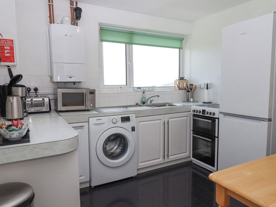 Cottage | Private kitchen | Microwave, stovetop, cookware/dishes/utensils