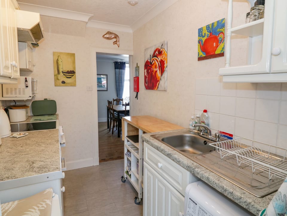 Cottage | Private kitchen | Microwave, stovetop, cookware/dishes/utensils